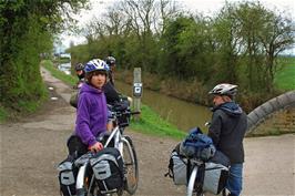 The start of the path along the Stratford-upon-Avon Canal