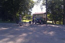 A pause for shade at Mattenhof, Deitingen, 22.7 miles into the ride