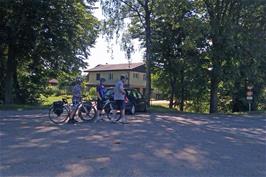 A pause for shade at Mattenhof, Deitingen, 22.7 miles into the ride