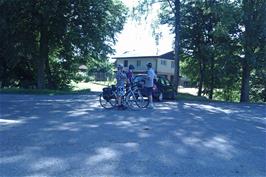 A pause for shade at Mattenhof, Deitingen, 22.7 miles into the ride