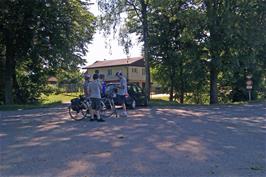 A pause for shade at Mattenhof, Deitingen, 22.7 miles into the ride