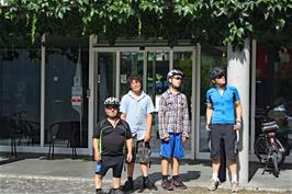 Group photo outside Lausanne Youth Hostel after a very leisurely morning