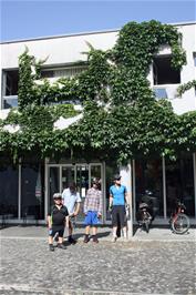 Group photo outside Lausanne Youth Hostel after a very leisurely morning