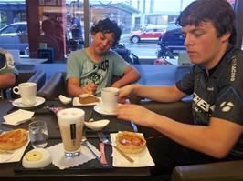 Shelter from heavy rain in the very nice Hotz Rust Bakery at Rotkreuz