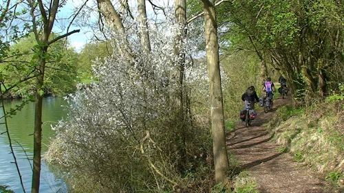 The path continues along the River Thames towards Oxford