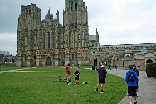 Lunch in Wells Cathedral grounds, 13.1 miles in.