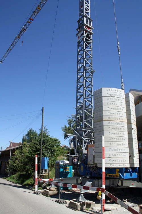 Example of a typical crane designed for home use, here used for a luxury new build on Underdorfstrasse, Mörigen, 22.5 miles into the ride