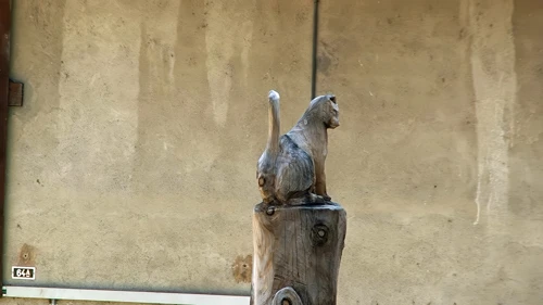 An unusual monument in Bussy