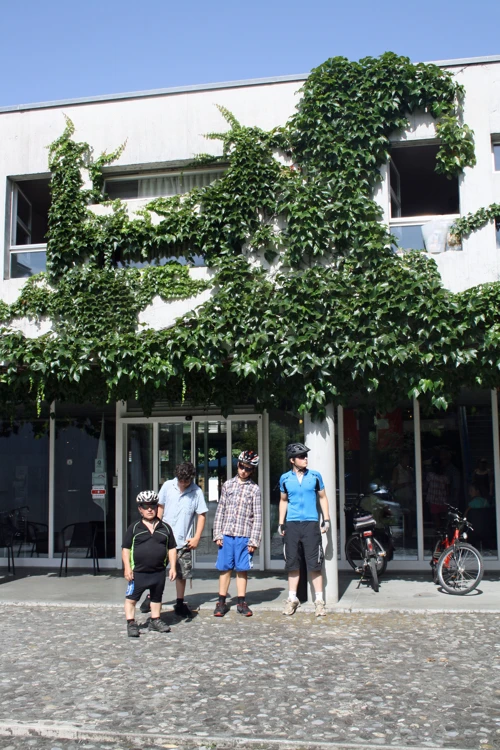 Group photo outside Lausanne Youth Hostel after a very leisurely morning