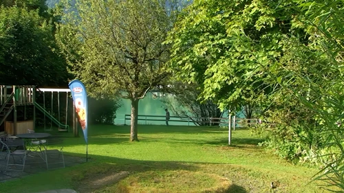 Brienz Youth Hostel gardens run right down to the lake