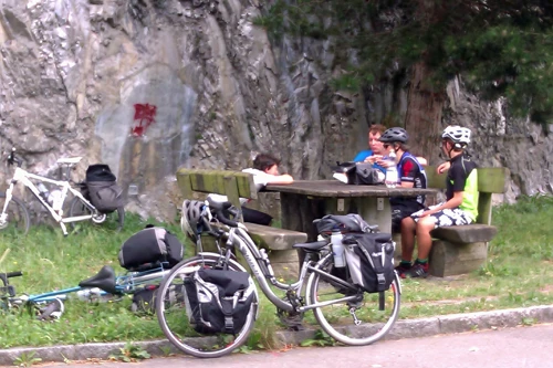Our late lunch stop at Alte Axenstrasse on Route 3, overlooking Lake Urn, around 28 miles into the ride